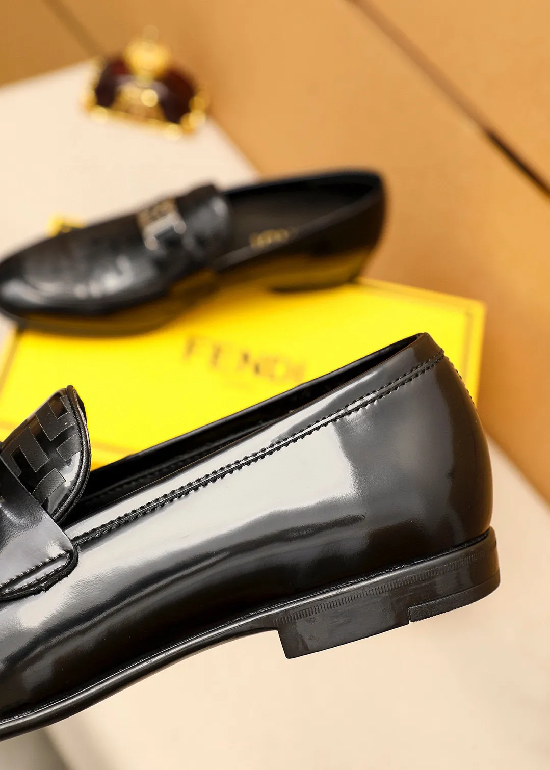 Men's shoes 💰442 💐 Product trademark: FENDI [Fendi] casual leather shoes Regular size: 38-44 (45🉑️customized) Product materials: Selected imported first-layer patent leather laser upper + luxury hardware buckle, imported cowhide leather lining. Strong three-dimensional visual effect, rubber outsole Color: 1⃣️color optional